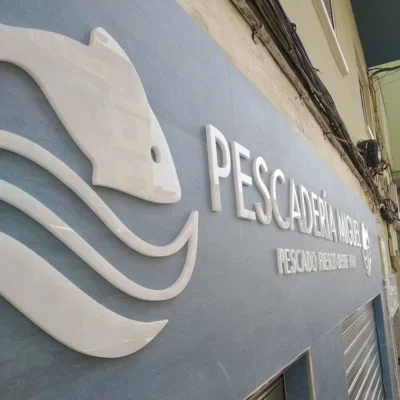 Letras corpóreas para fachada de un negocio.