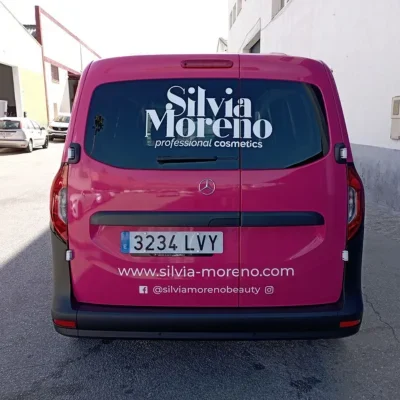 Rotulación de coche corporativo con los colores y nombre de la marca del cliente